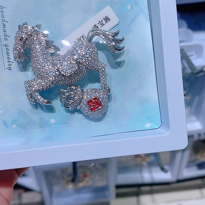 锆石铜合金马上有钱胸针 银色