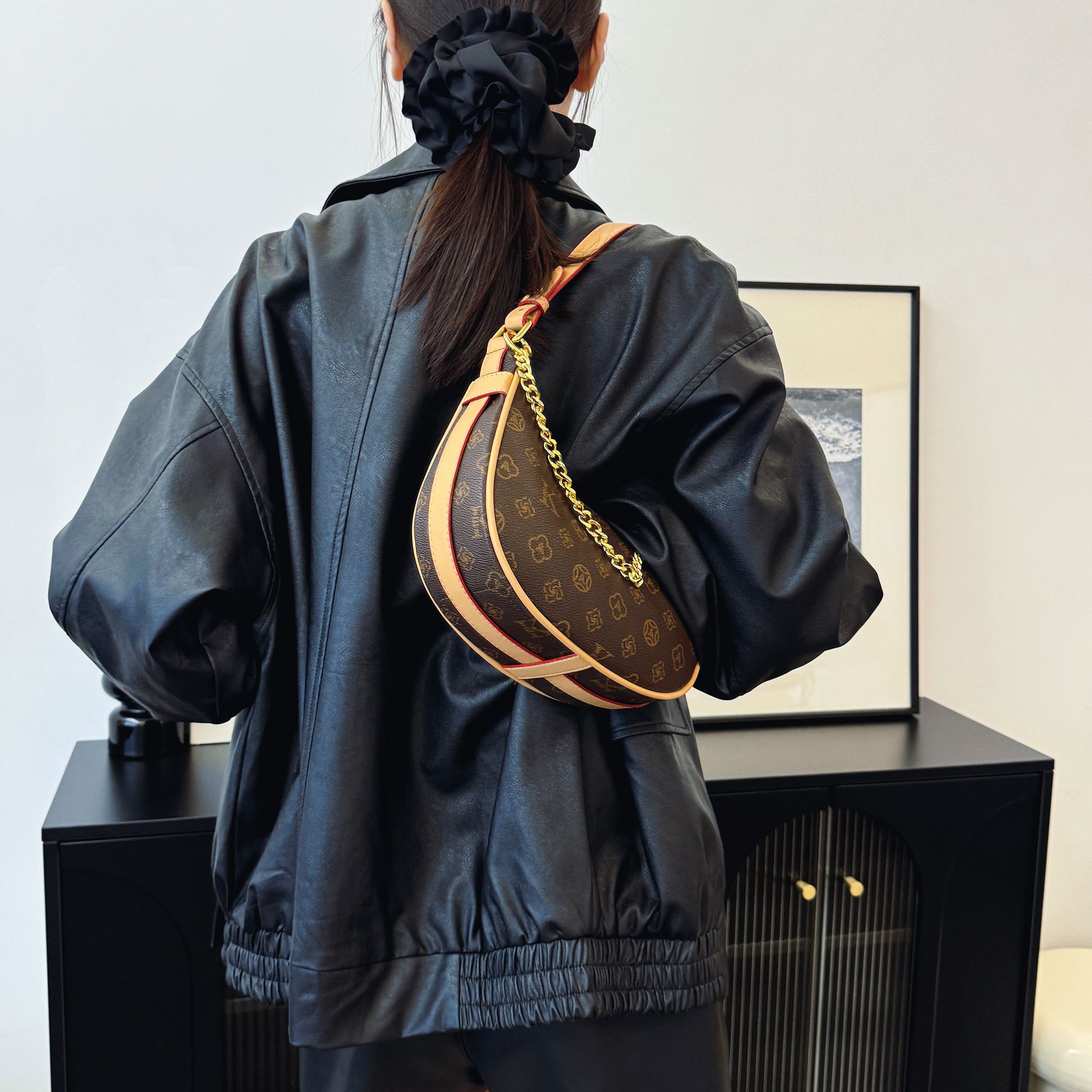 古缇蔻 单肩 腋下月亮包