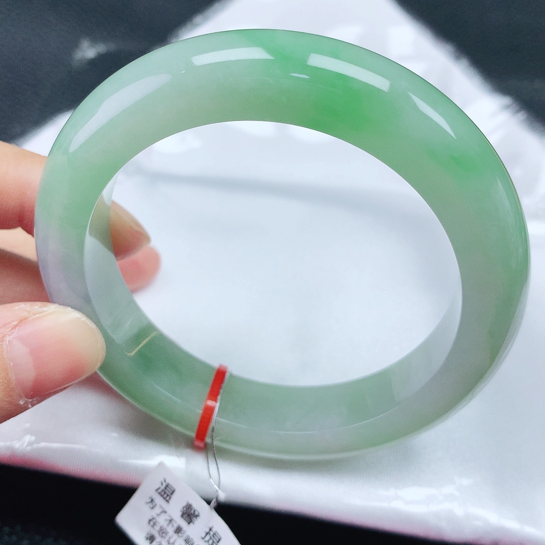 翡翠手镯未镶嵌56圈