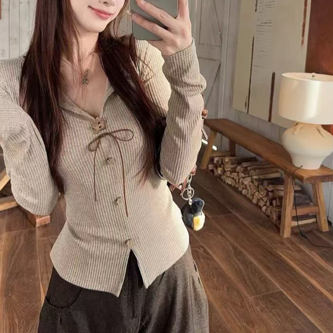 纯欲风木质扣子系带长袖T恤女秋季独特收腰打底衫小众卡其色上衣