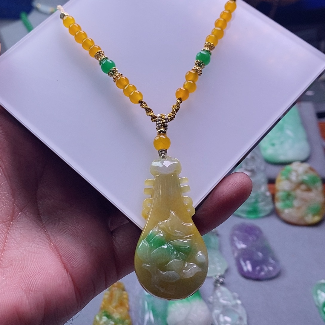 翡翠未镶嵌吊坠(赠链)