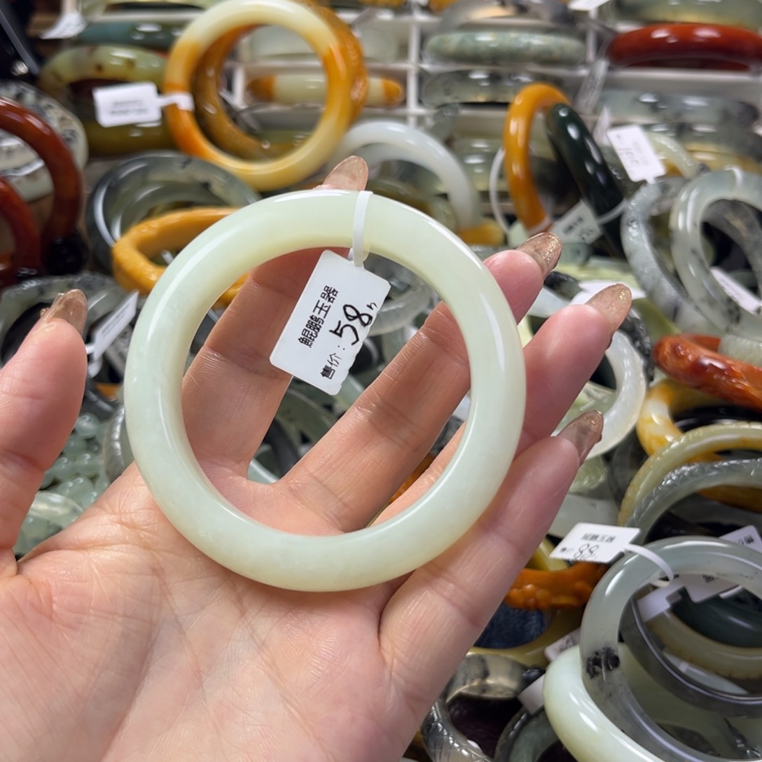 蛇纹石玉手镯未镶嵌