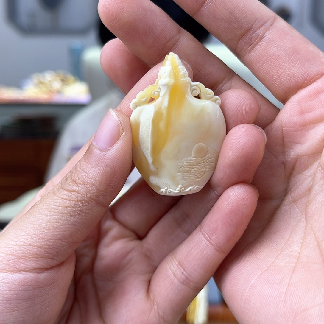 琥珀裸石未镶嵌蜜蜡雕刻件