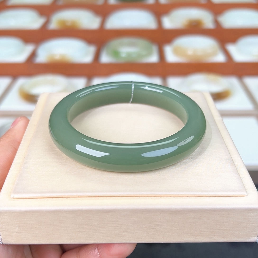 和田玉手镯未镶嵌湖水绿