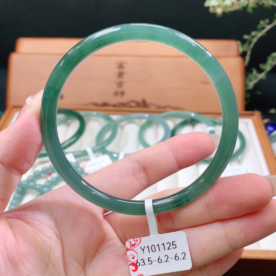 翡翠手镯未镶嵌钞****?天然