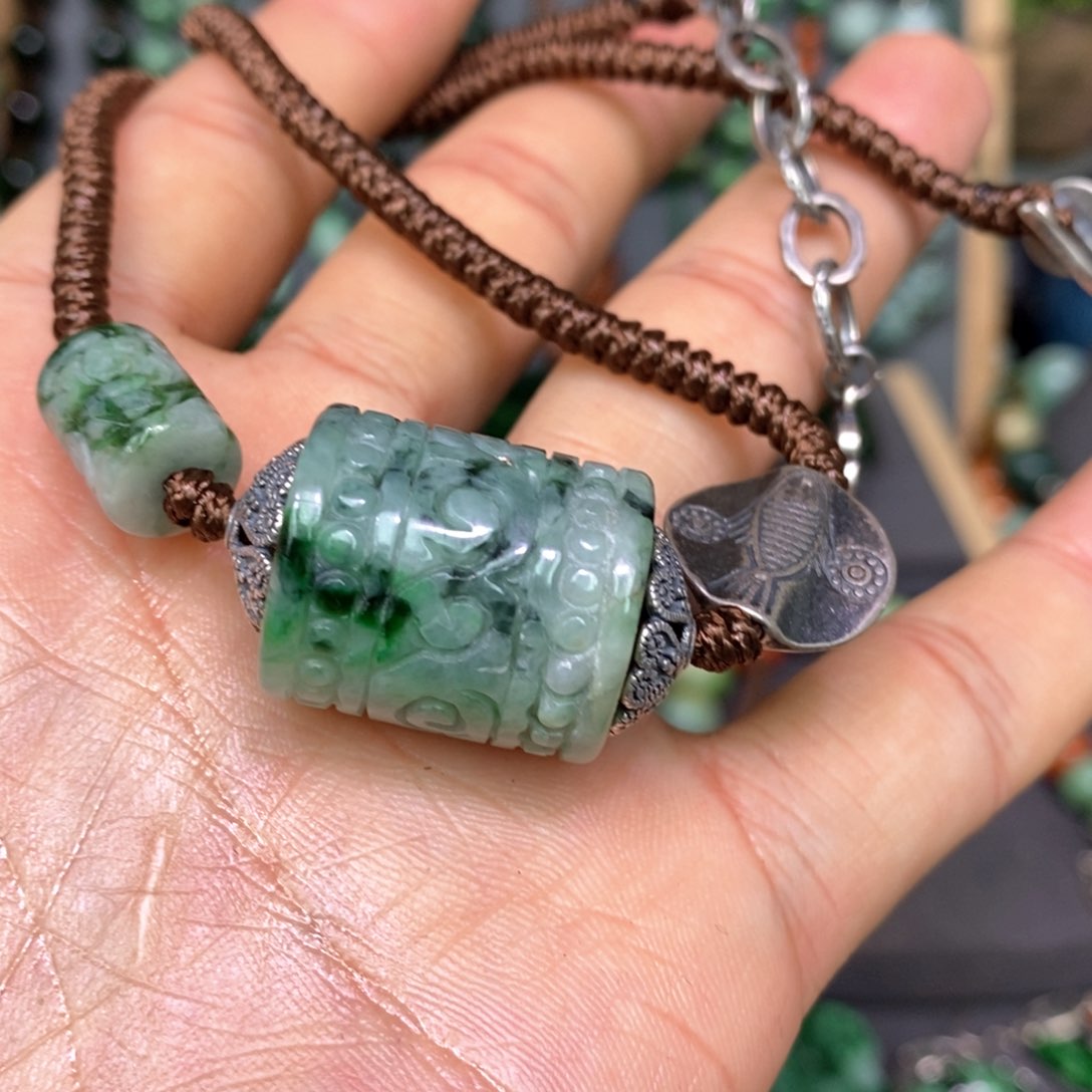 翡翠颈饰未镶嵌漂亮美眉