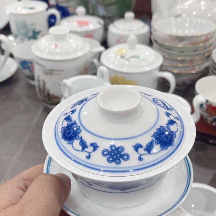 壶神**哥釉下五彩的瓷器在