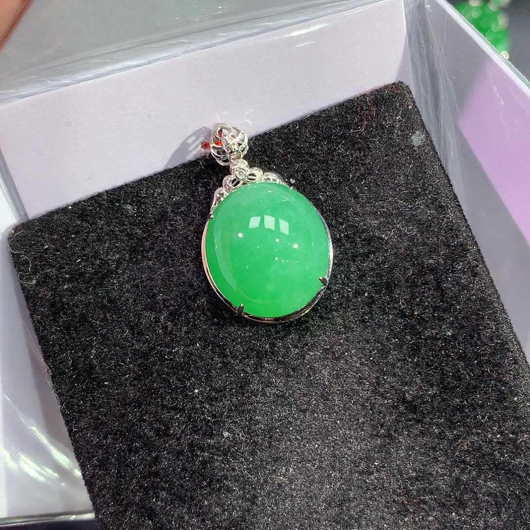 翡翠吊坠(赠链)18K金镶嵌