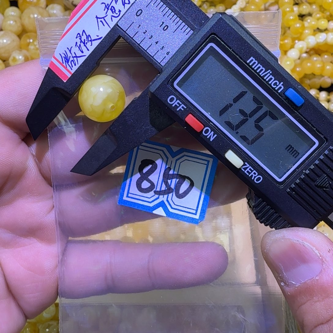 蜜蜡未镶嵌珠宝奇石