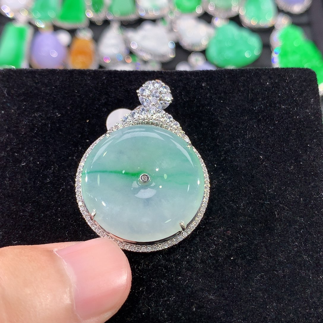 翡翠18K金镶嵌颈饰