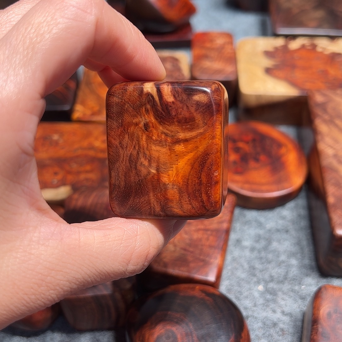 阎***平染料紫檀（血檀）赞比亚血檀