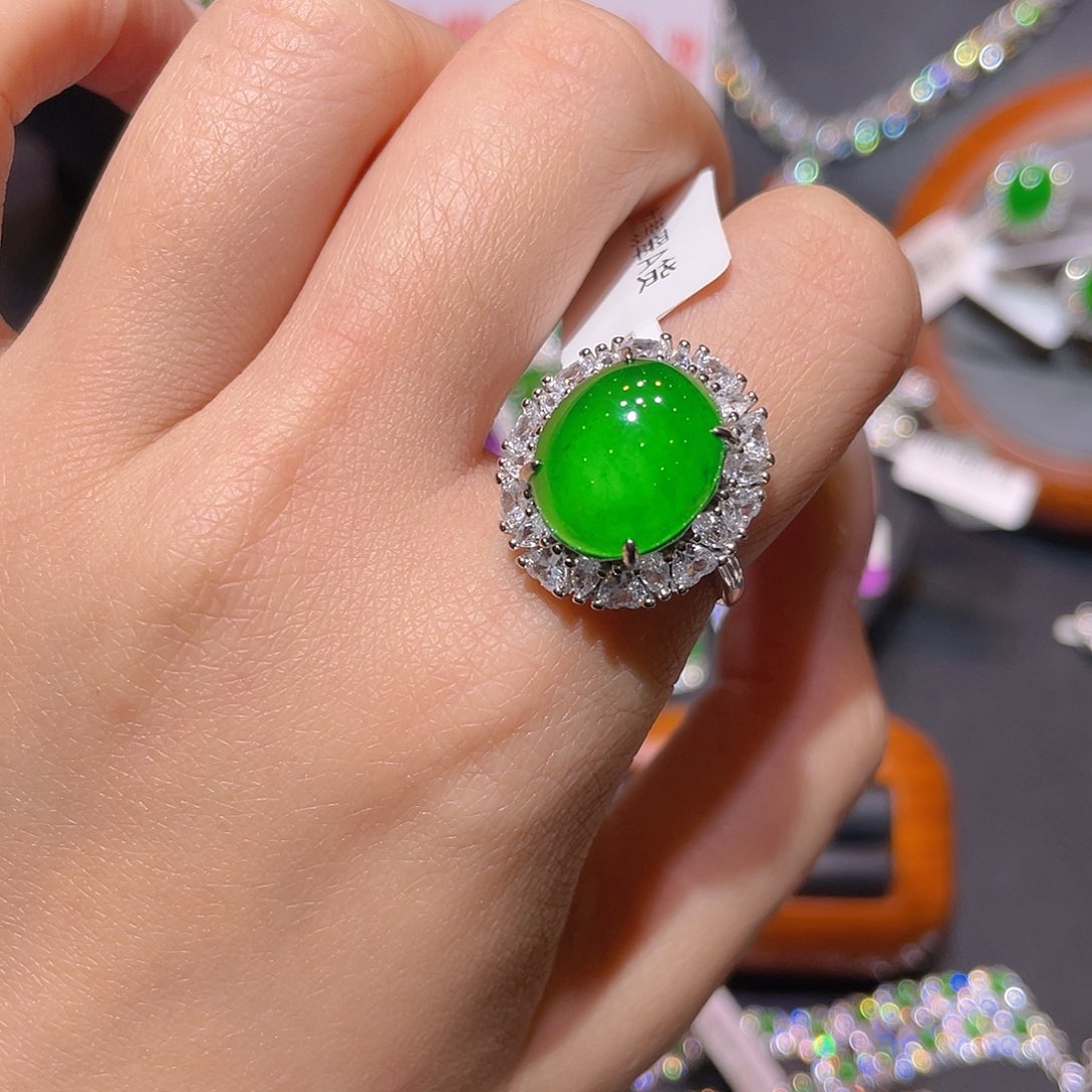 吊坠(不含链)未镶嵌翡翠?