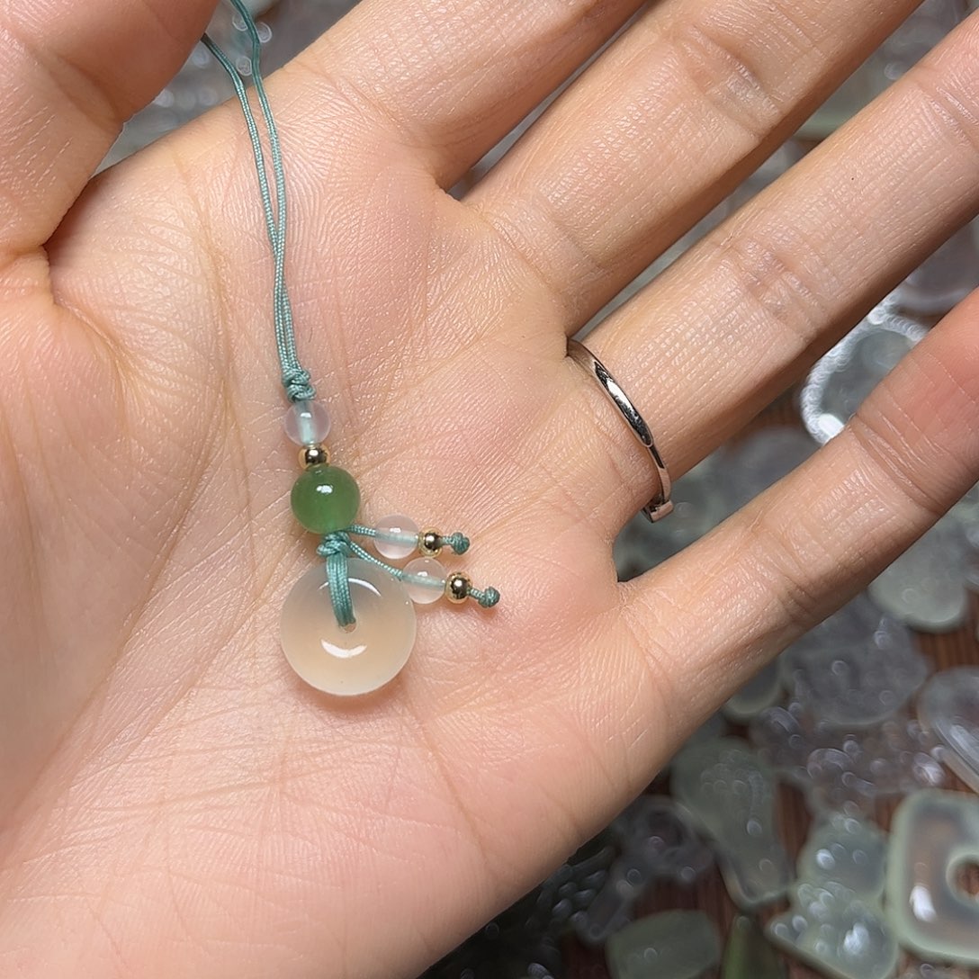 兰****蛇纹石玉未镶嵌颈饰吊坠