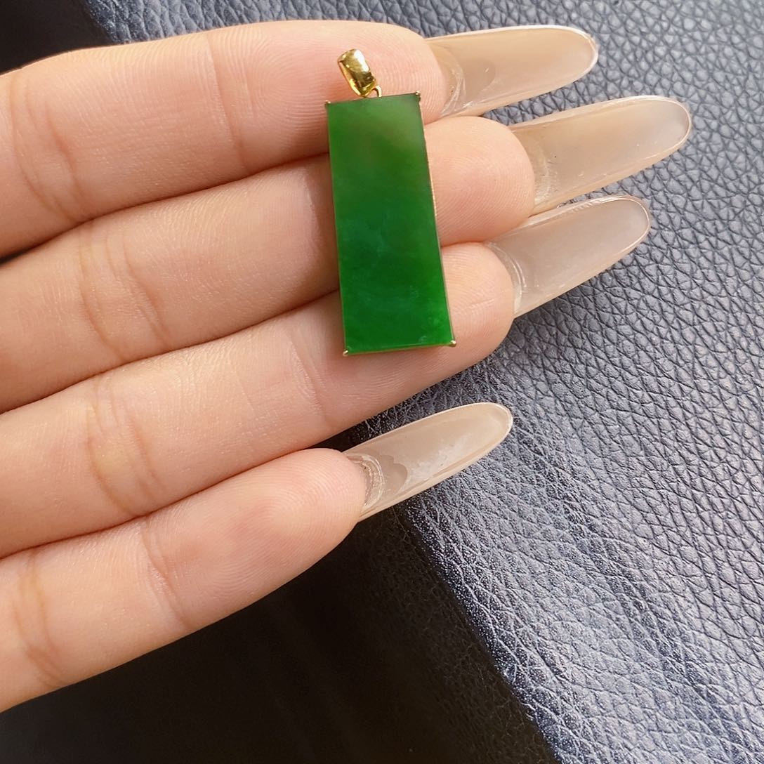 三***生翡翠18K金镶嵌颈饰翡翠