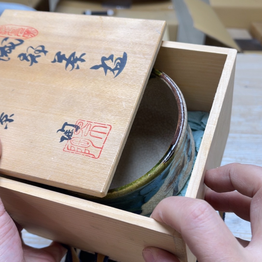 瓷片千*舞密密麻麻地排列着