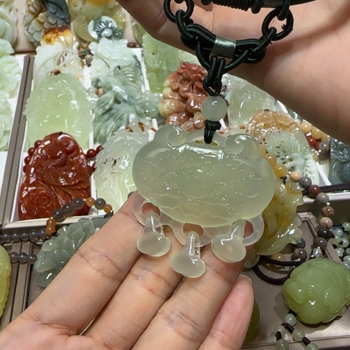 蛇纹石玉吊坠未镶嵌