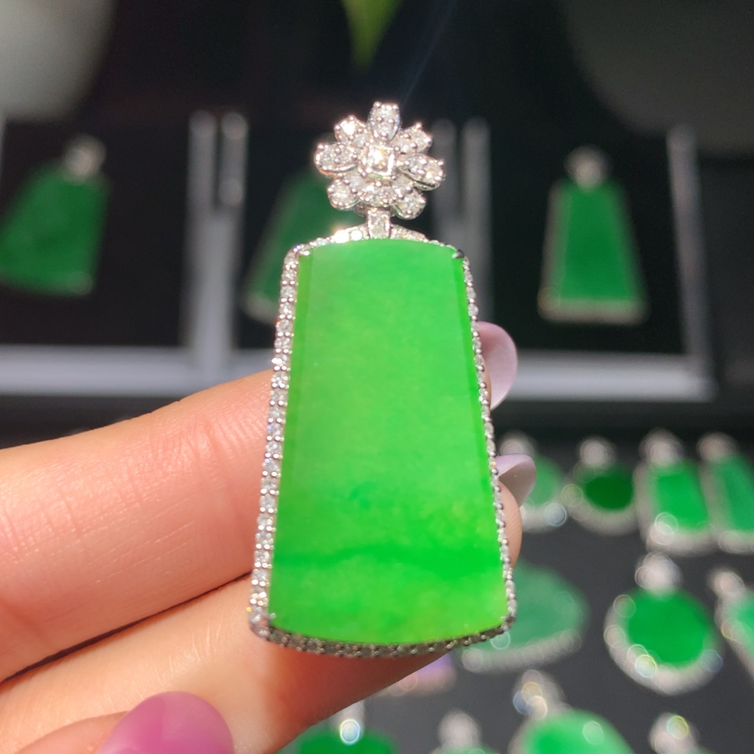 翡翠颈饰18K金镶嵌翡翠