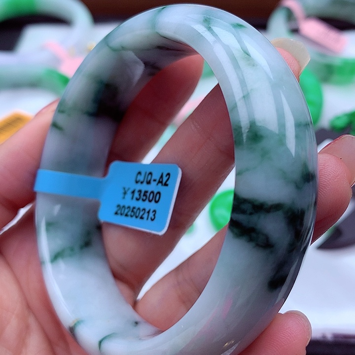 翡翠手镯未镶嵌翡翠