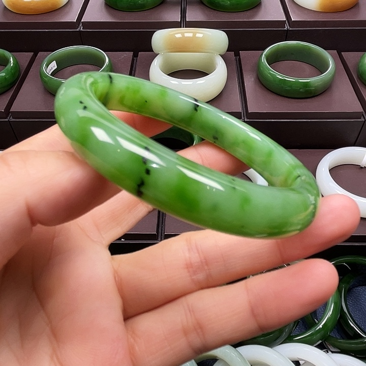 和田玉未镶嵌手镯