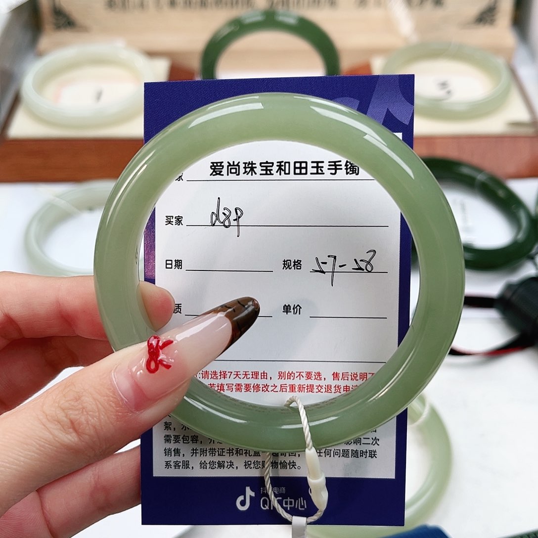 和田玉手镯未镶嵌