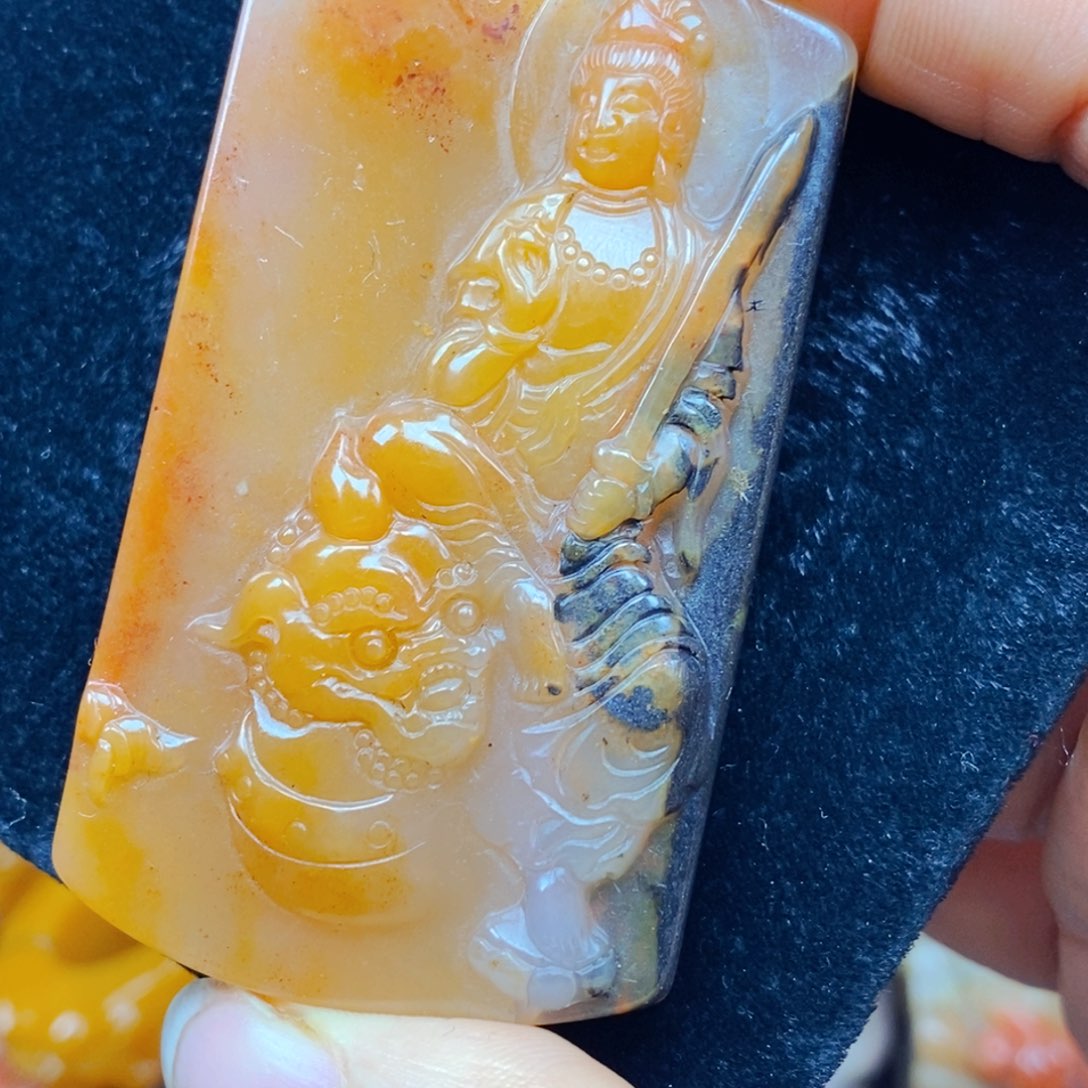 未镶嵌石英质玉（黄龙玉）颈饰