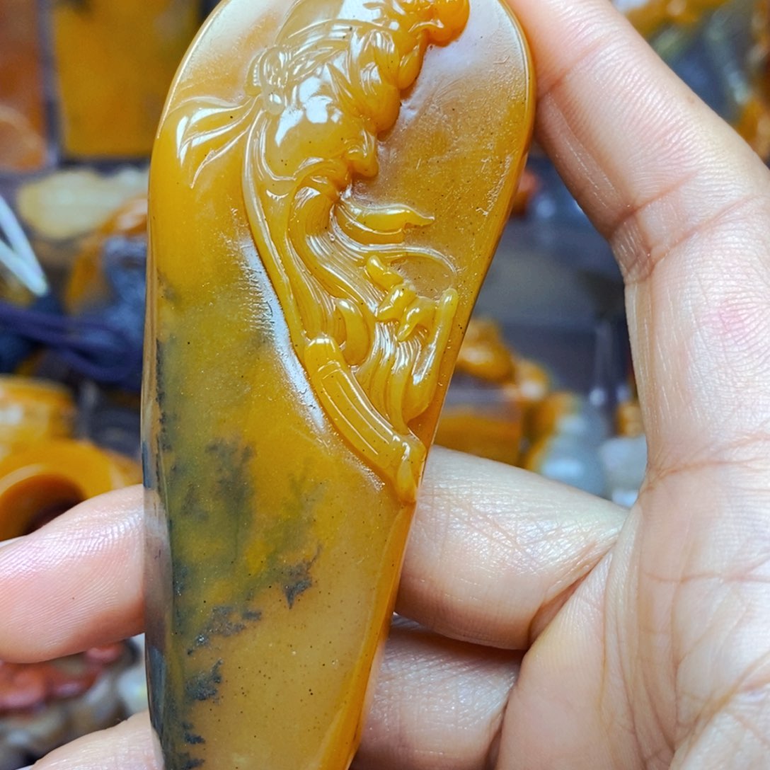 未镶嵌石英质玉（黄龙玉）颈饰