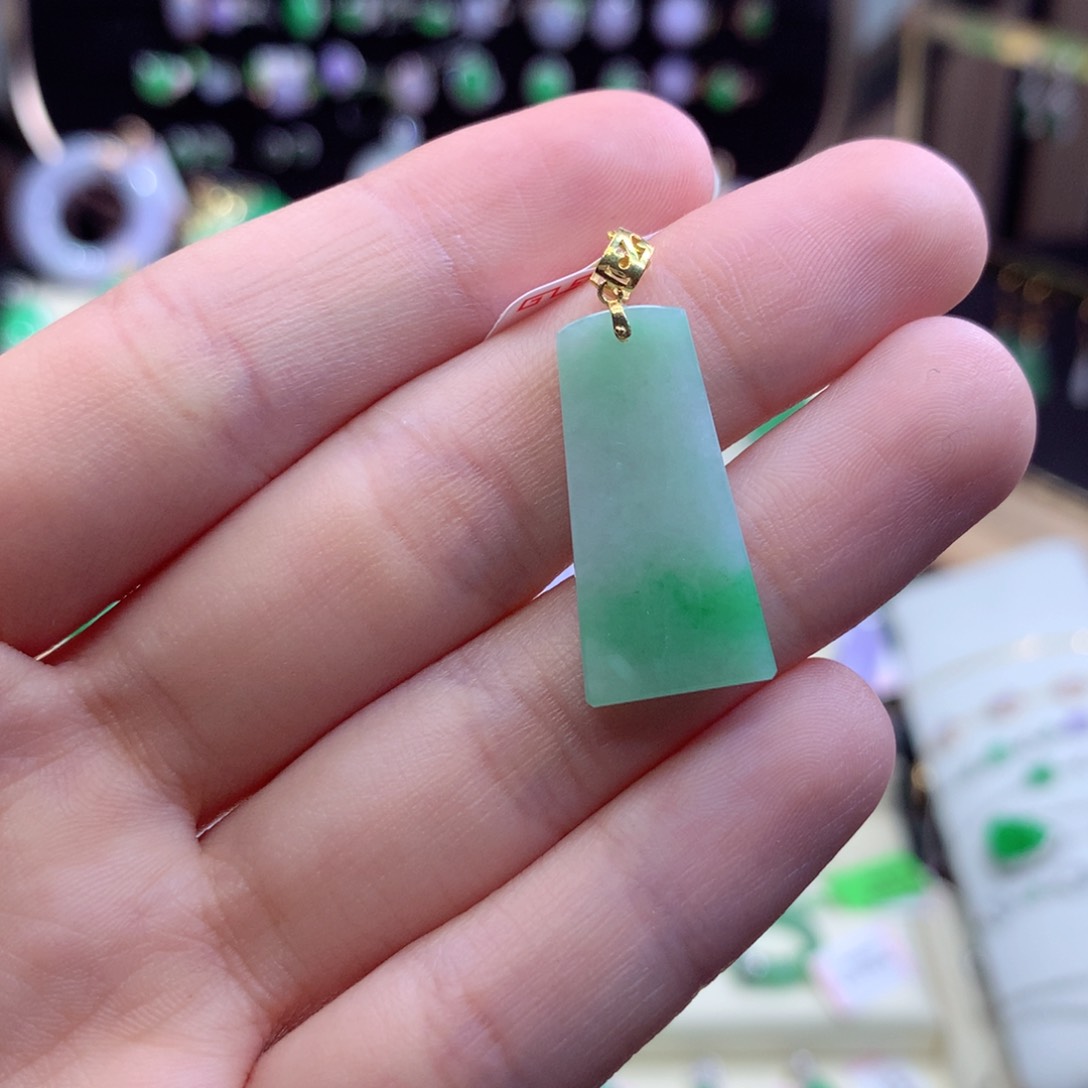 翡翠颈饰18K金镶嵌翡翠