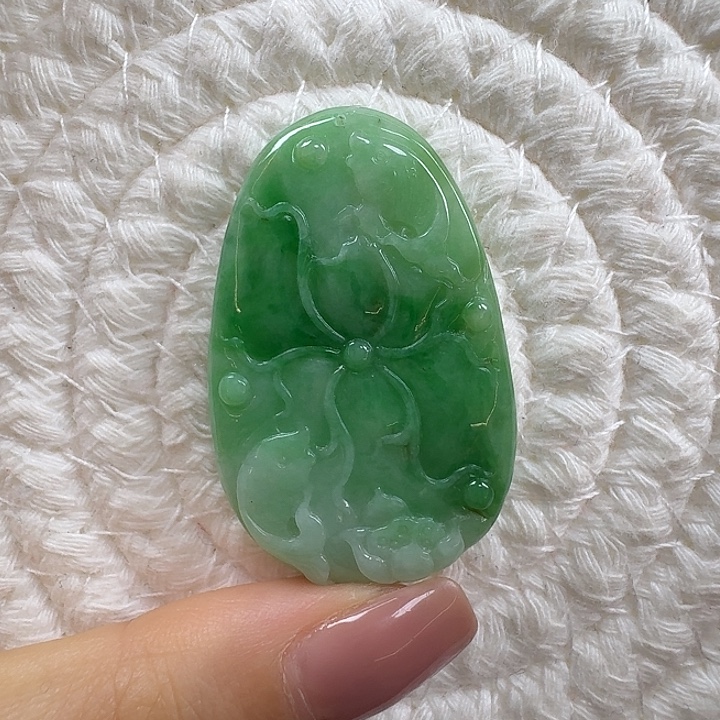 用***1翡翠未镶嵌颈饰荷叶鱼