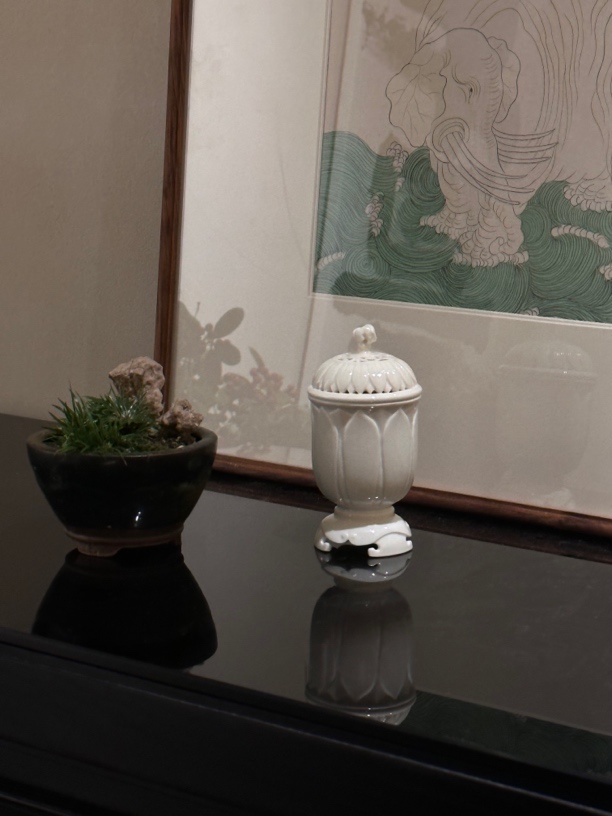 莲瓣文房三足香炉