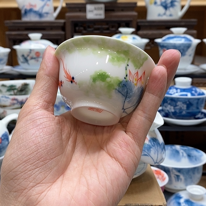手绘五彩荷花压手杯85cc釉下彩微瑕福利款