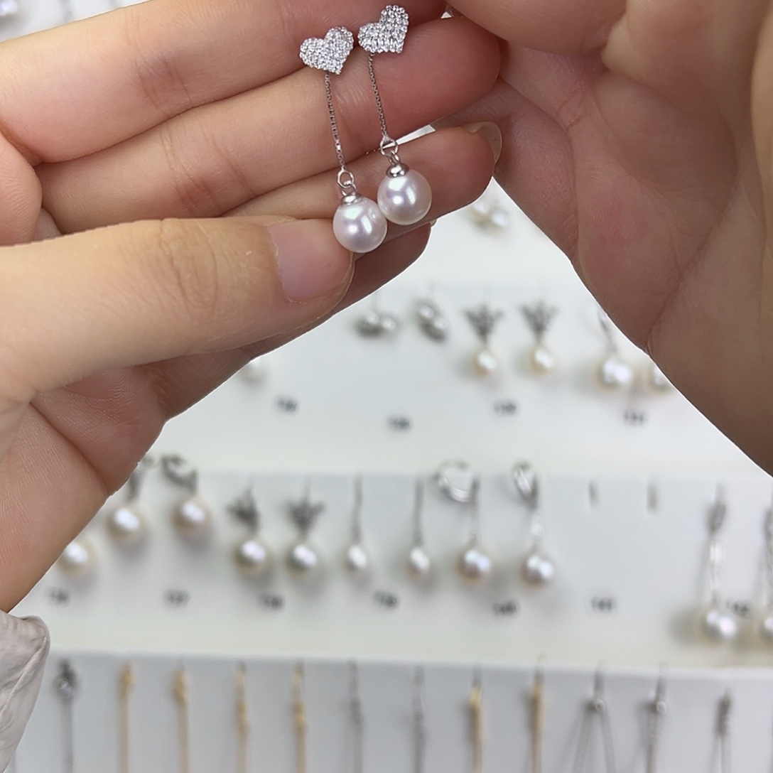 w***赞银S925镶嵌耳饰淡水珍珠