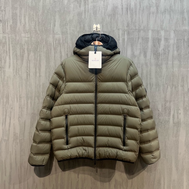 未使用 MONCLER 蒙口新款军绿色黑标排骨羽绒服4码 Z00732