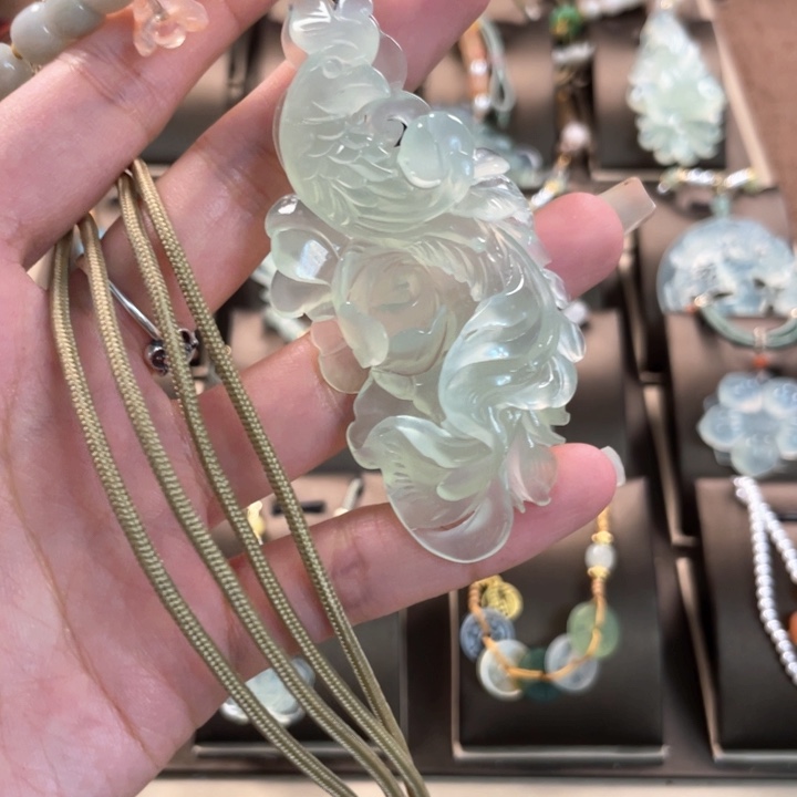 蛇纹石玉颈饰未镶嵌