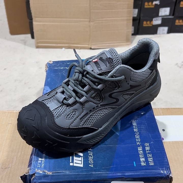 编码675号。40码防砸防刺劳保鞋。鞋底磨损。