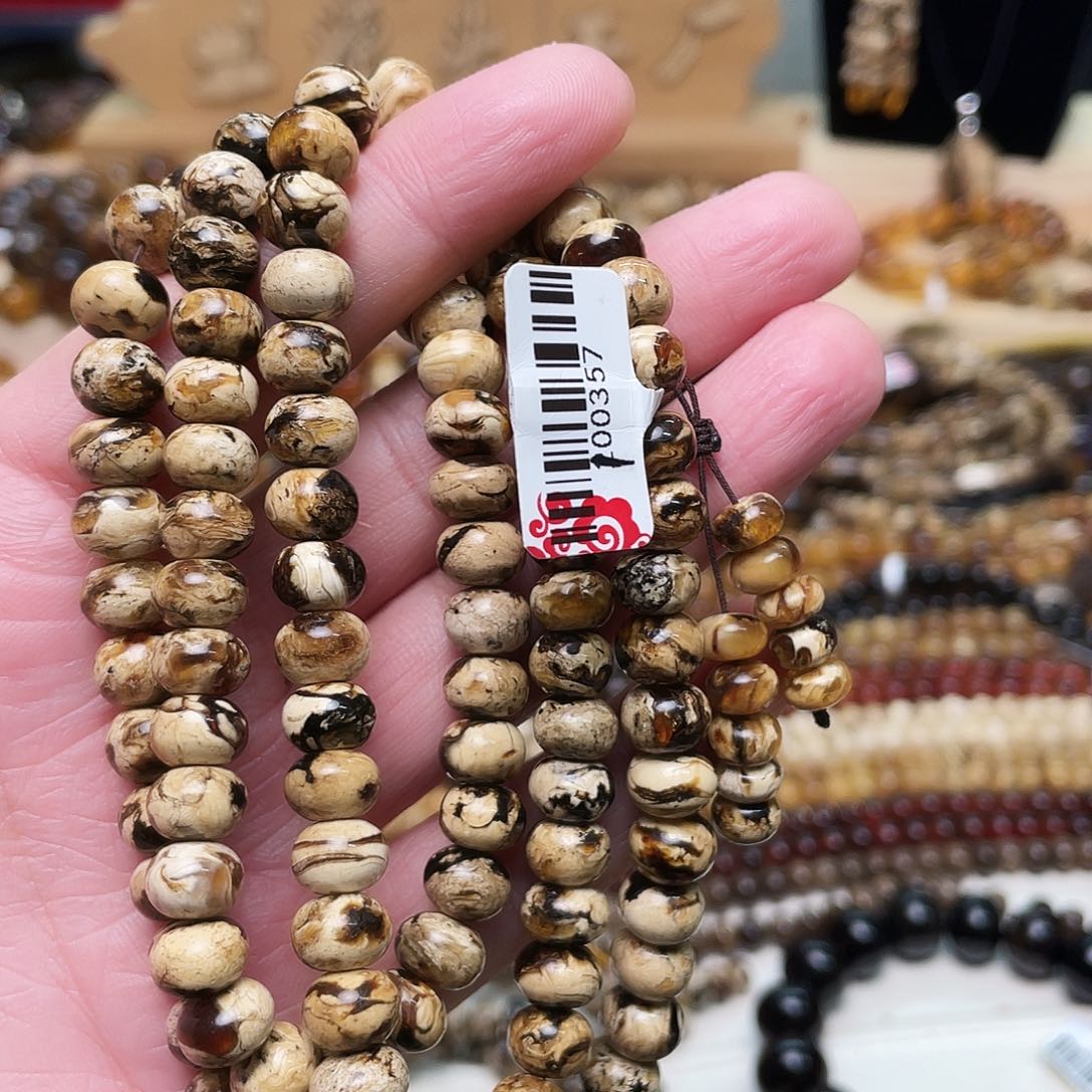 琥珀裸石未镶嵌低*点八100357