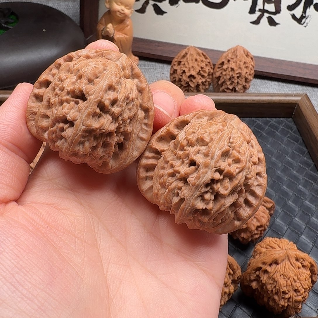 文玩核桃吊坠全品红皮三角白43