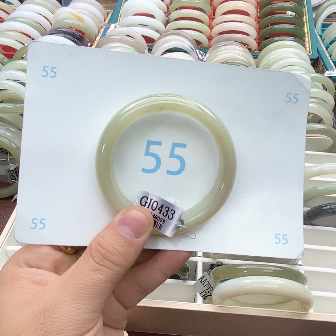 和田玉手镯未镶嵌