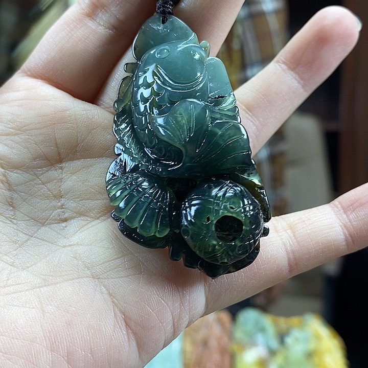 蛇纹石玉未镶嵌颈饰