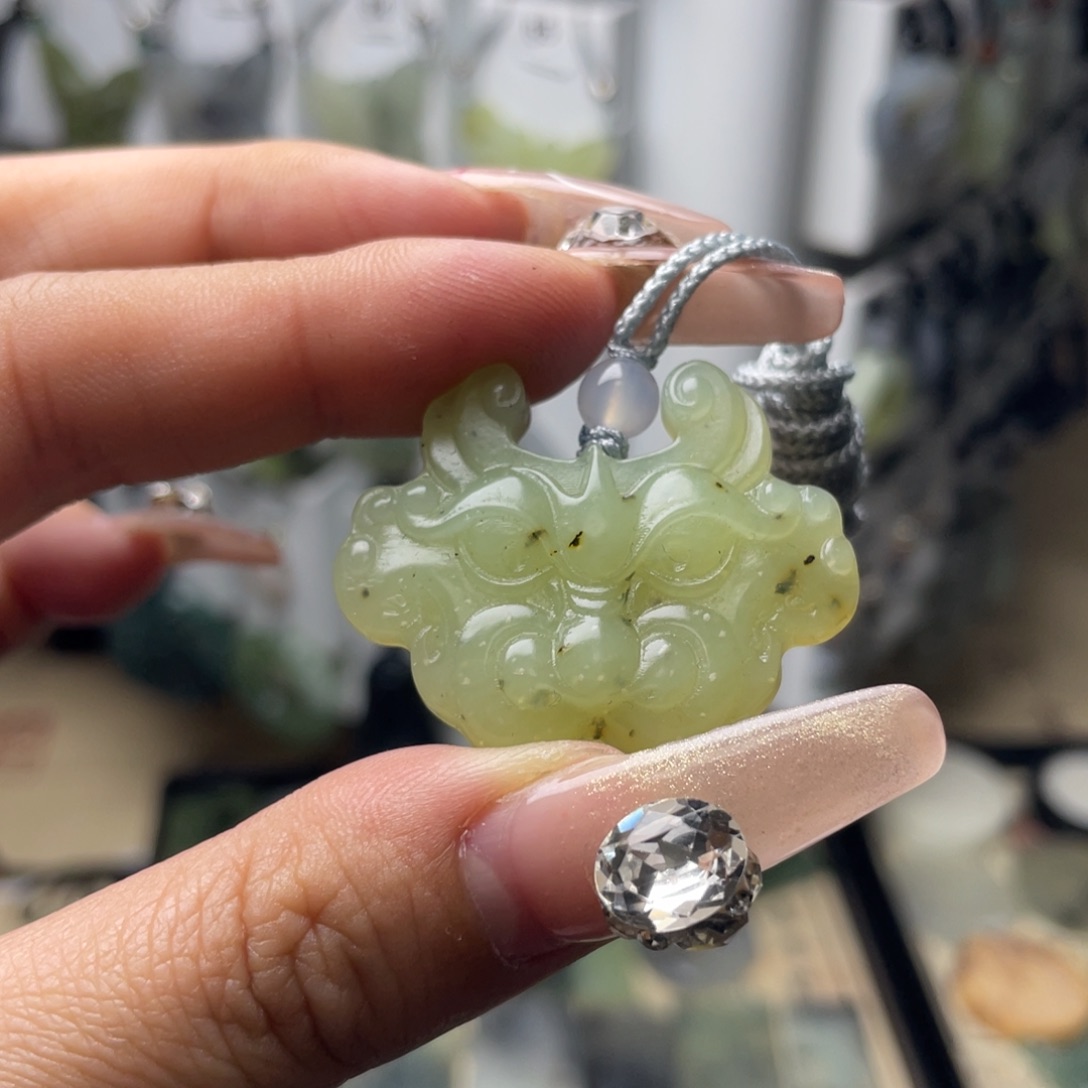 岫玉颈饰未镶嵌兽面