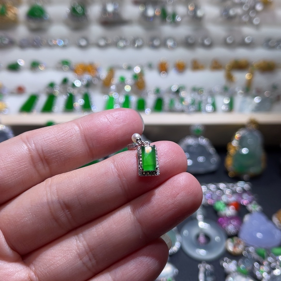 翡翠吊坠(不含链)18K金镶嵌