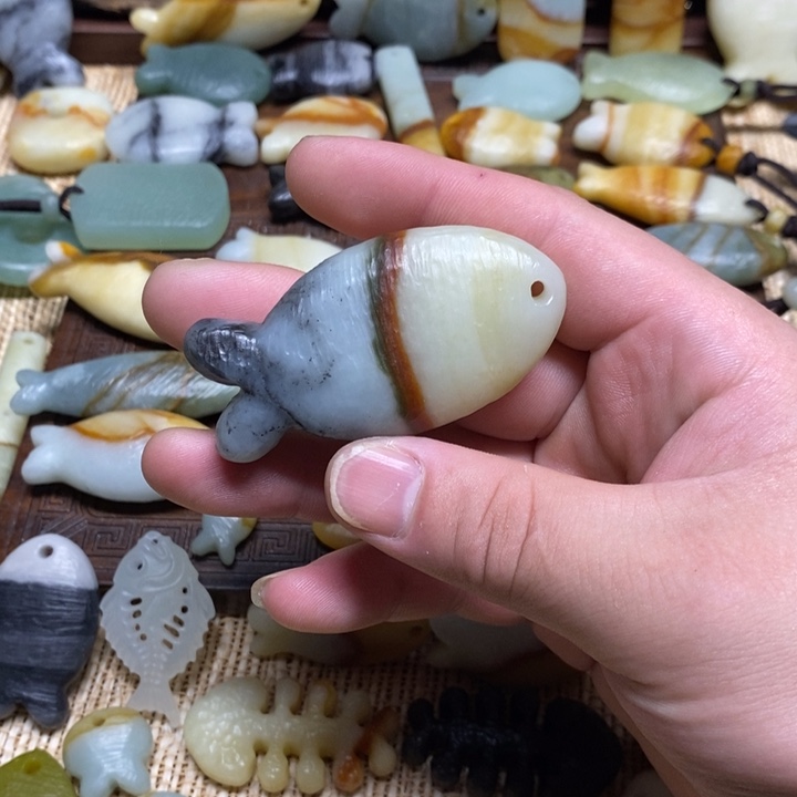 陳****蛇纹石玉未镶嵌颈饰