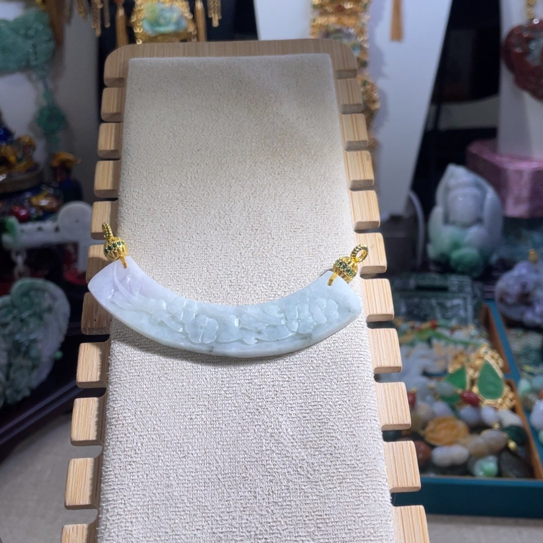 翡翠颈饰未镶嵌翡翠弯弯吊