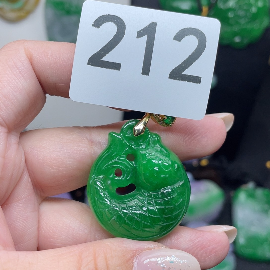 翡翠未镶嵌吊坠(赠链)