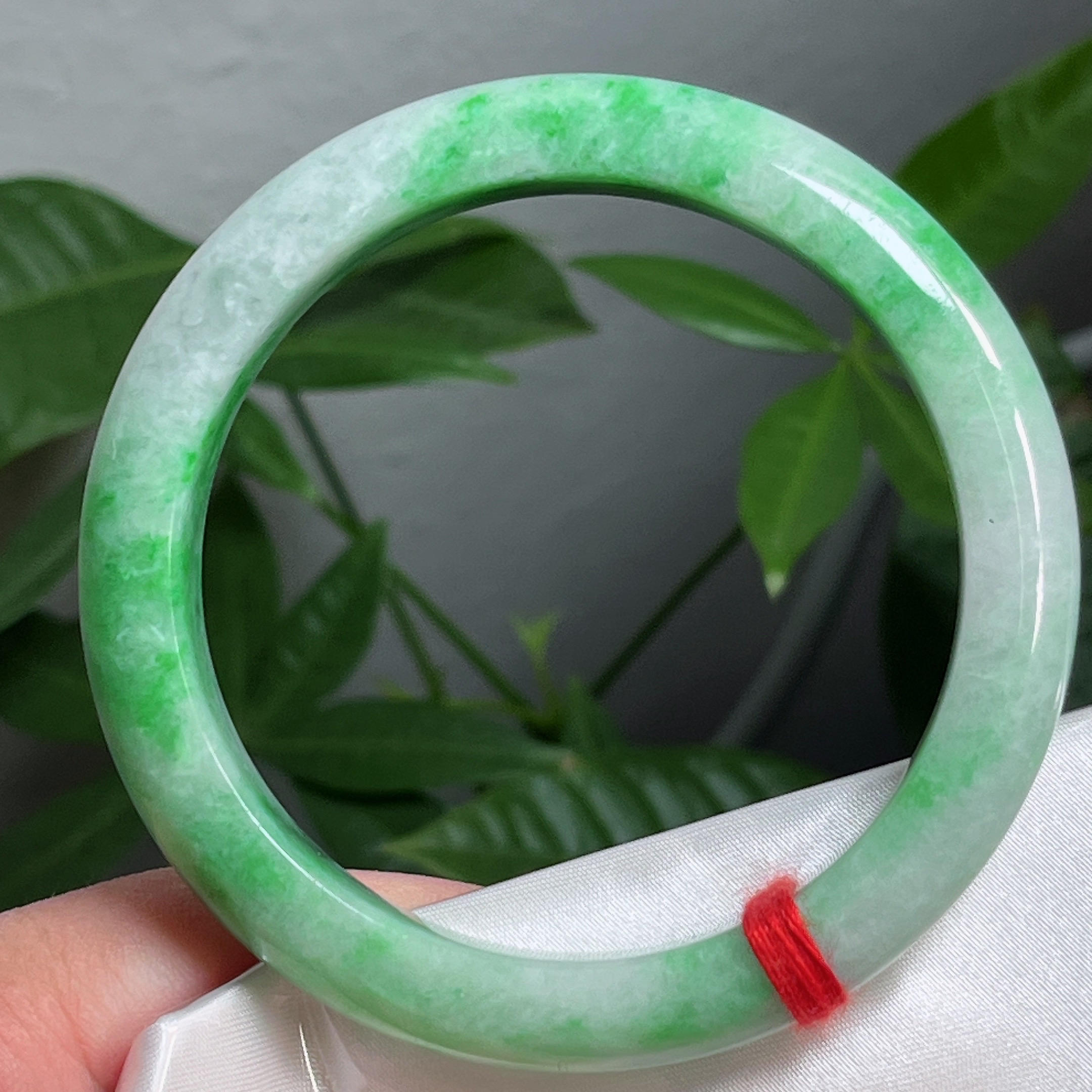 天然翡翠缅甸a货飘绿手镯58