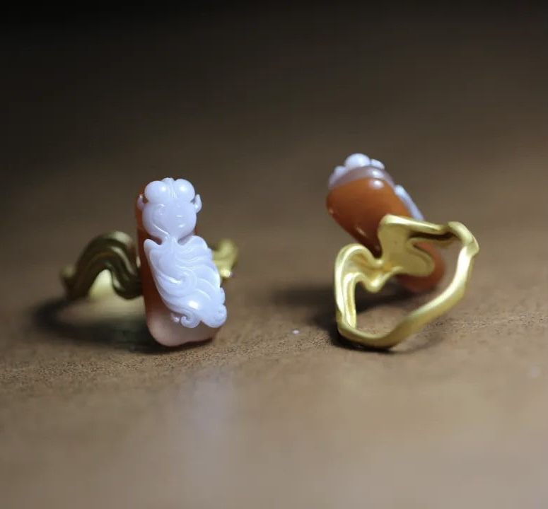 《金魚滿堂》（紅白凍料）南紅+ 18 k黃金。男金3.9克。女金2.7克。