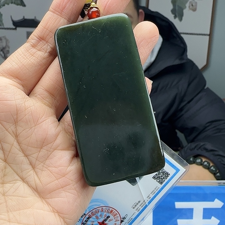 和田玉未镶嵌颈饰有瑕疵