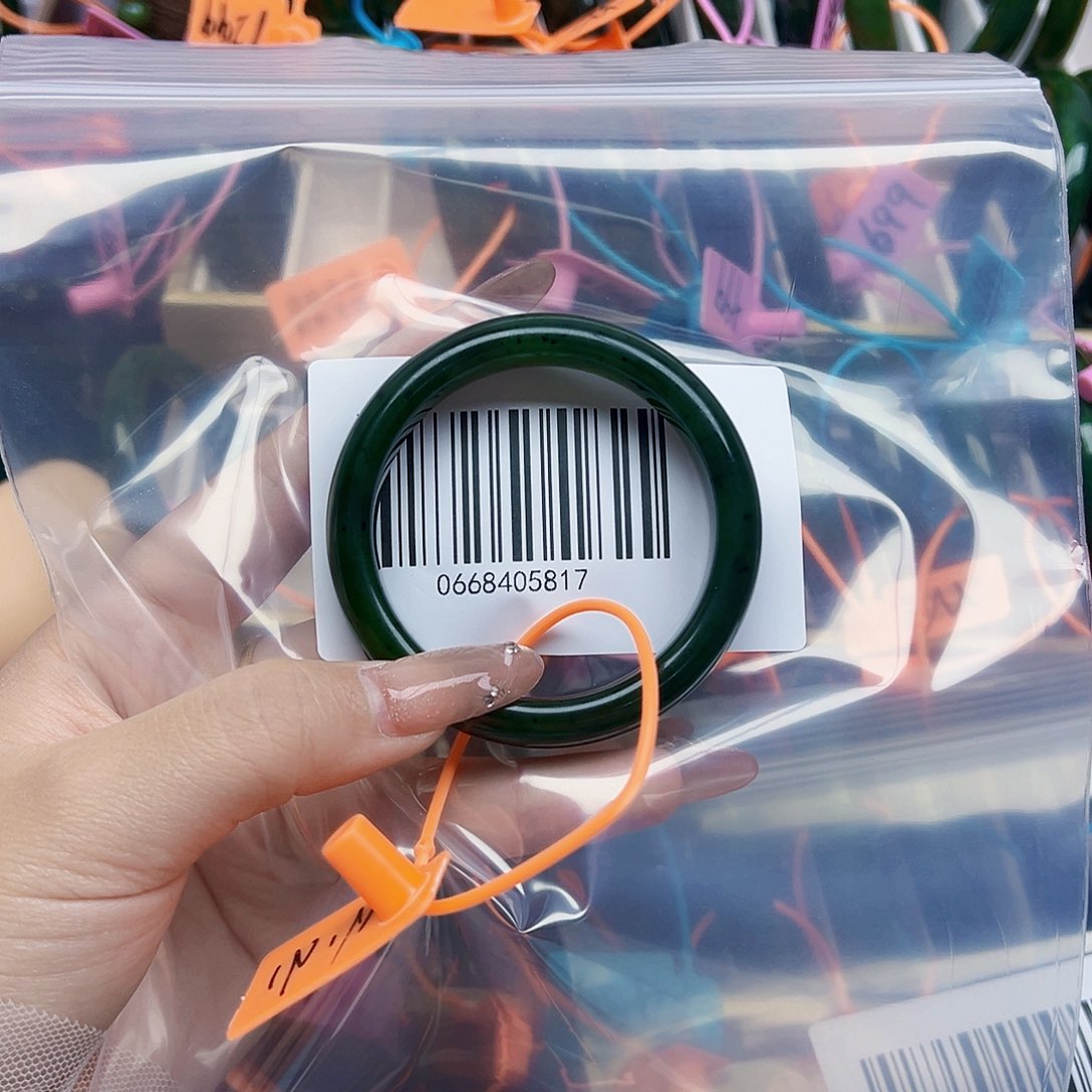 Y****和田玉未镶嵌手镯