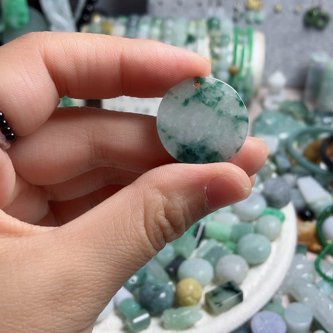 翡翠颈饰未镶嵌无事牌