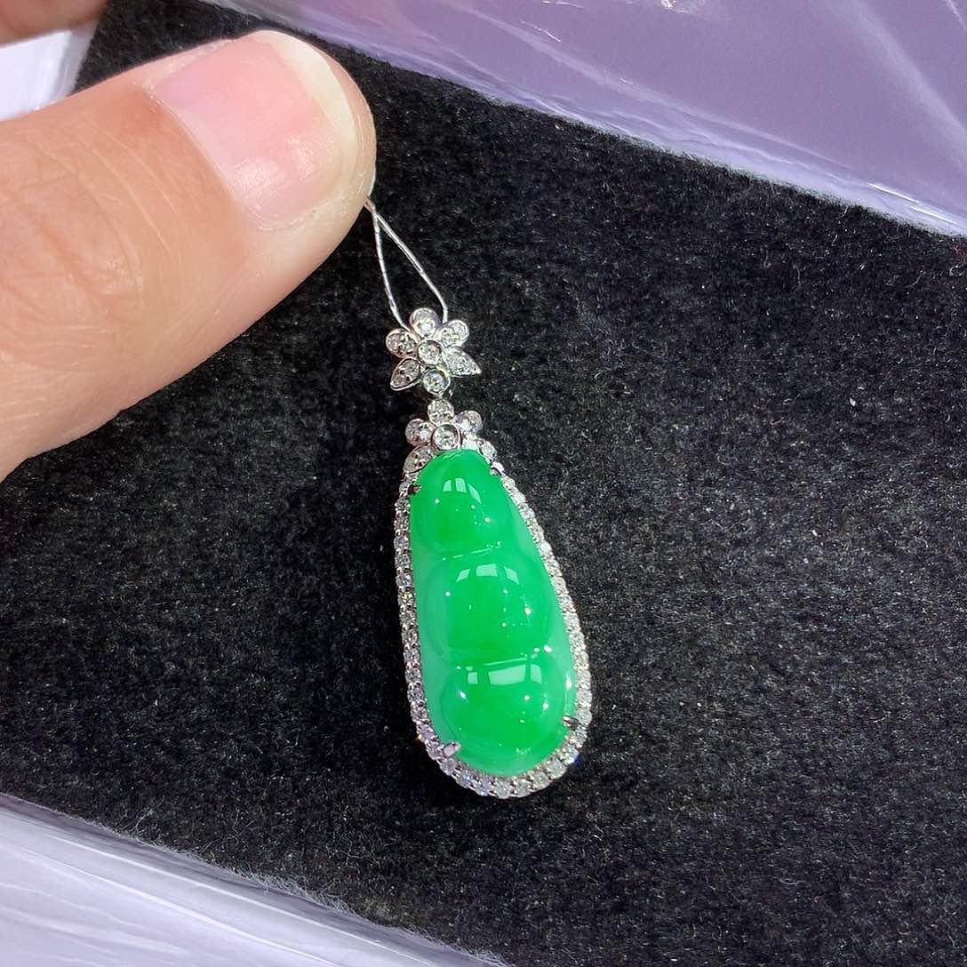 翡翠吊坠(赠链)18K金镶嵌