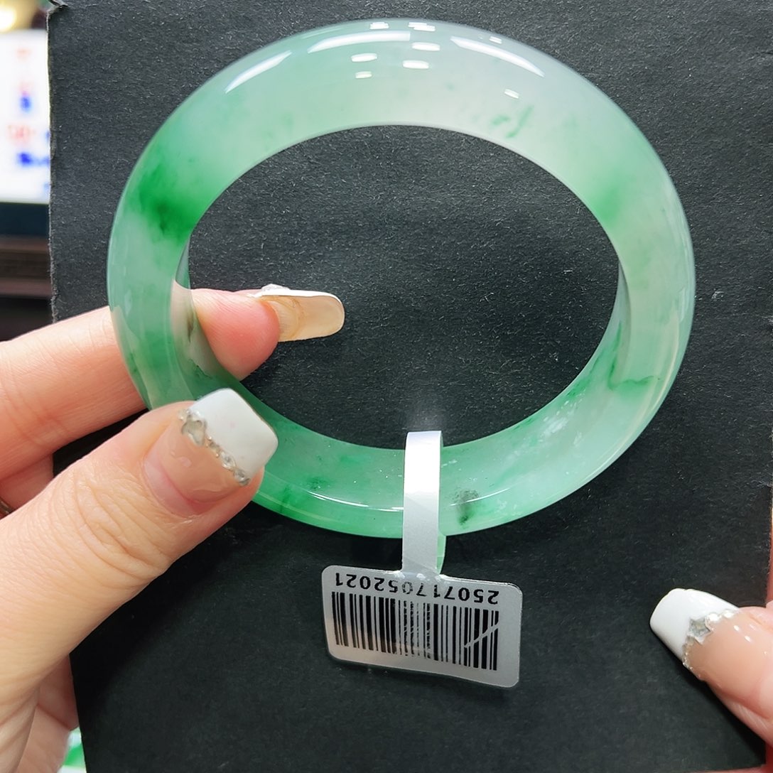 小***洛石英质玉（非洲翠）未镶嵌手镯